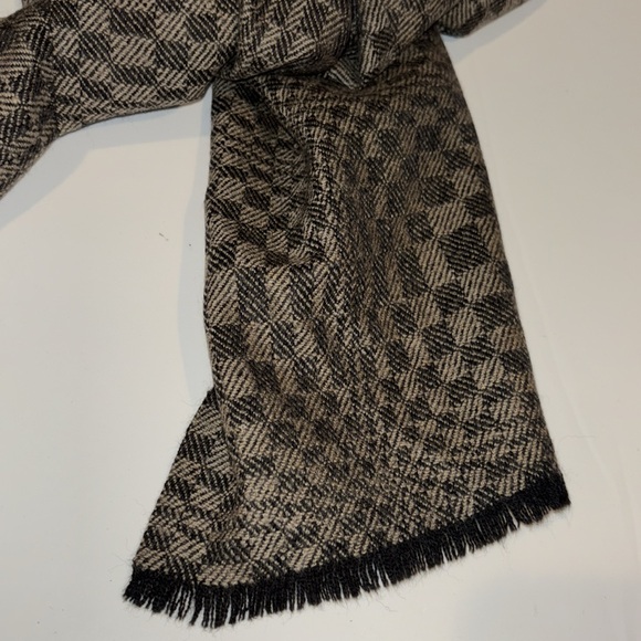 Smithsonian 100% Wool Scarf - Picture 6 of 8